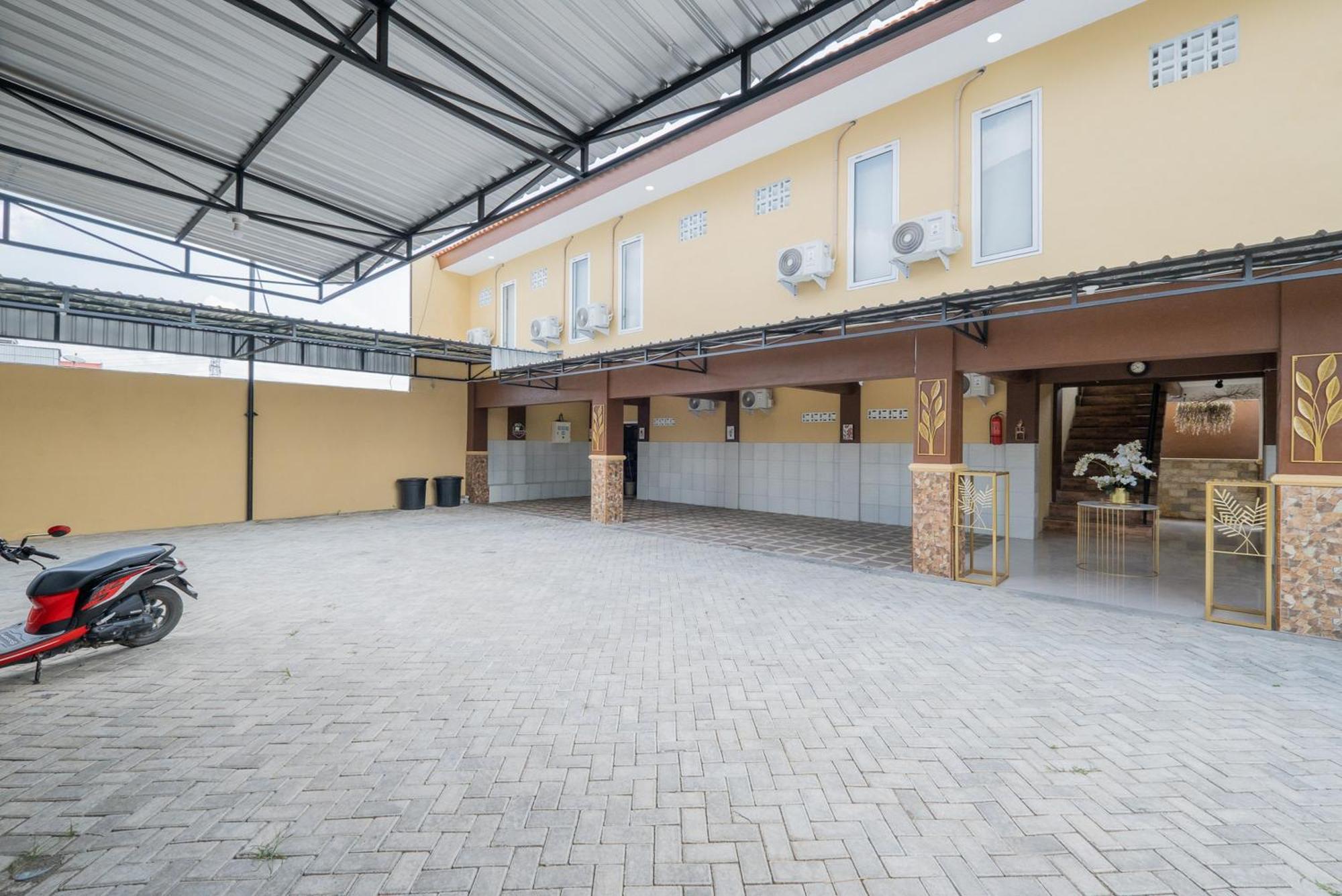 Reddoorz Syariah Near Rsud Dr Iskak Tulungagung Hotel Kedungwaru Kültér fotó