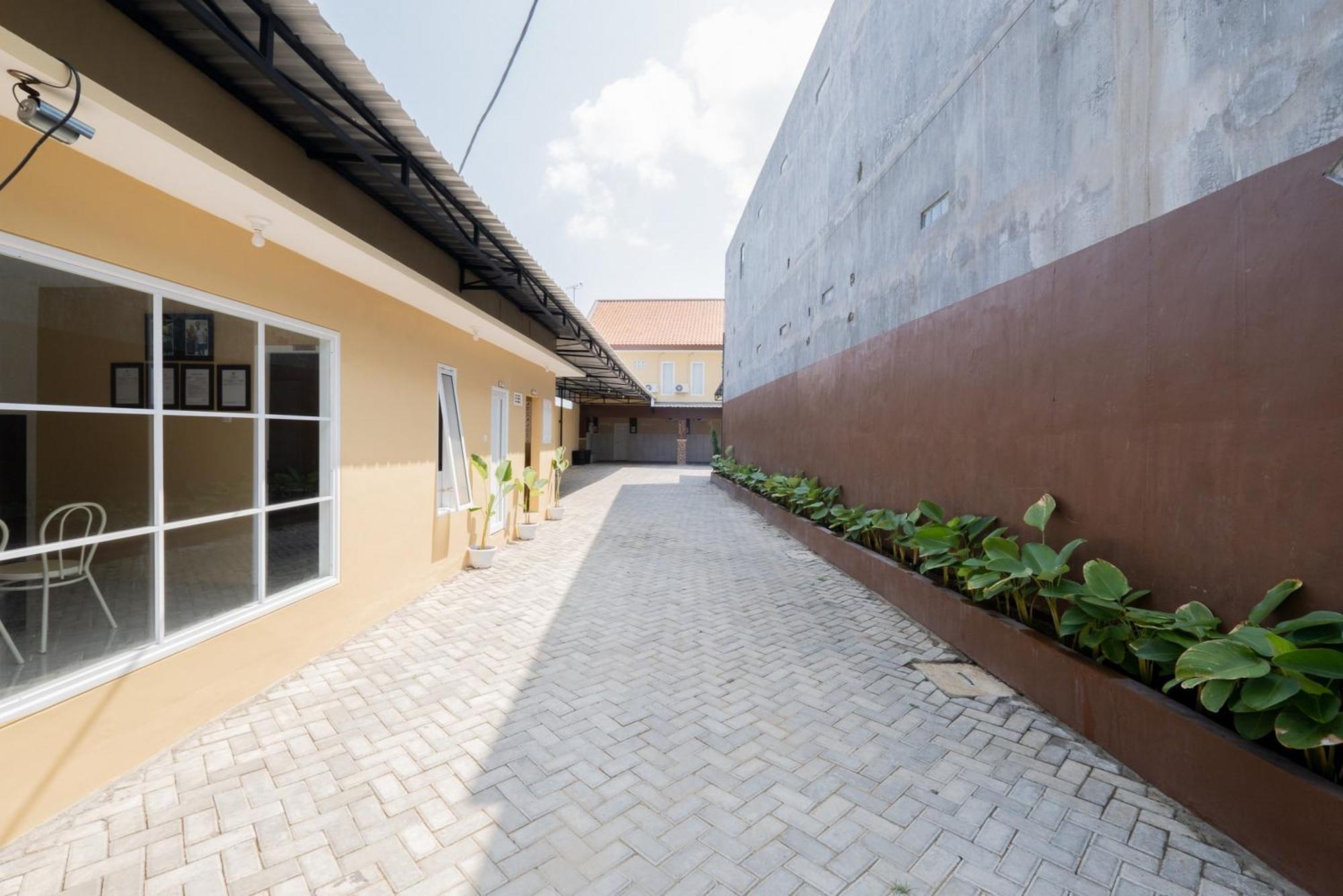 Reddoorz Syariah Near Rsud Dr Iskak Tulungagung Hotel Kedungwaru Kültér fotó